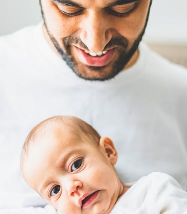 Portrait papa et bébé, séance naissance 95 par Carine Lebrun Photo