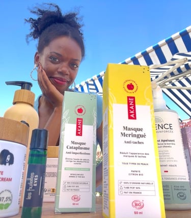 belle jeune femme noire aux cheveux crépus il d'agit de jaymes kalala fondatrice d renaissance beuté