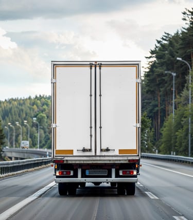 amion de déménagement en mouvement sur l'autoroute, transportant des meubles et des biens 