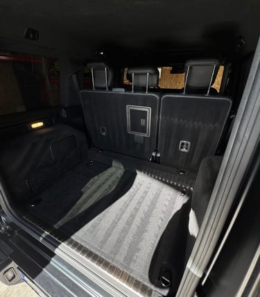 Mercedes G klasės automobilio bagažo skyrius po salono valymo – švarus interjeras