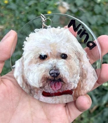 Llavero de acrílico transparente con retrato personalizado de una perrita blanca y marrón llamada Ni