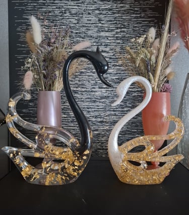 Couple de cygnes en resine epoxy