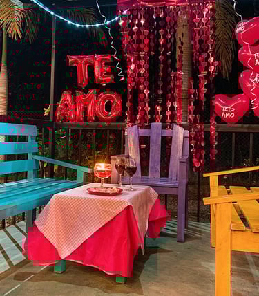 mesa decorada para coasiones especiales en el restaurante del Hotel Palmas de Santa Helena Quimbaya 