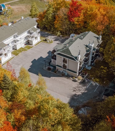 station de ski d'hiver à l'automne vue de drone