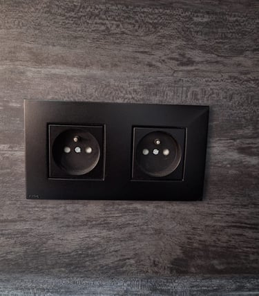 Zoom sur l'intégration de prises noires dans une crédence de cuisine