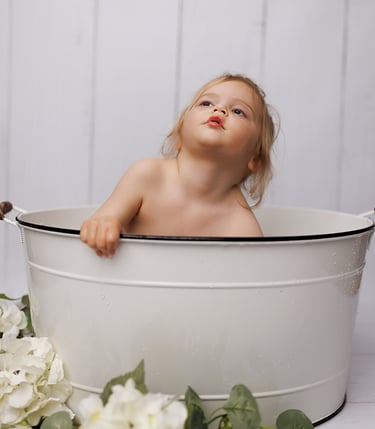 Séance bébé dans un bain de lait