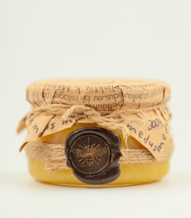 Pievų medus. Laukinių pievų. Vasaros medus. Vaistažolių medus. Liepų medus.