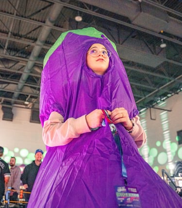 alyssacestmoii dans un costume d'aubergine