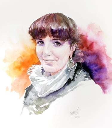 Portrait à l'aquarelle d'une femme souriante avec une frange et de grandes boucles d'oreilles argent