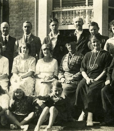 Photographie de mariage ancien représentant des recherches familiales étendues