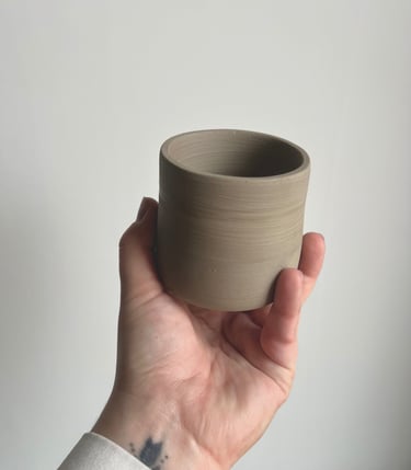 un gobelet à l'état de cuir