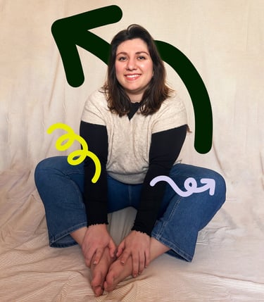  Femme souriante en pull et jean, assise avec des loops et des flèches graphiques colorées.