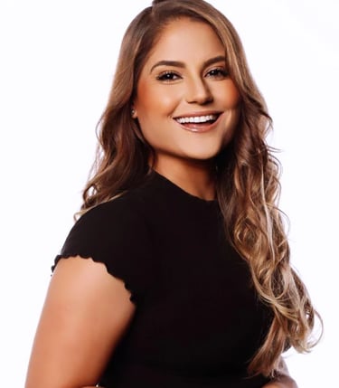 Rosiane Assumpção com um largo sorriso, usando camisa preta