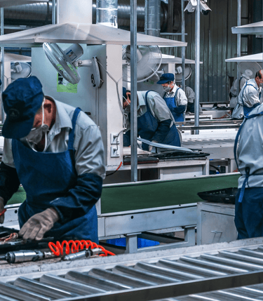 Trabajadores de la industria laborando