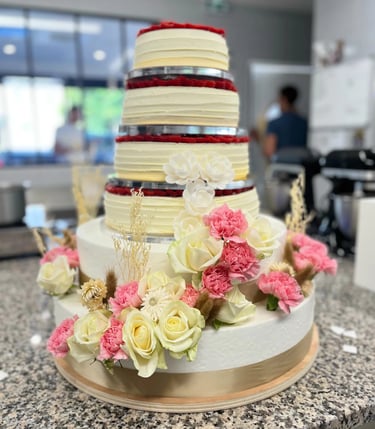 une sublime pièce montée composée d'entremets et de fleurs