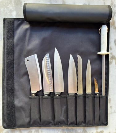 foto de un estuche portacuchillos de lona, abierto y ambientado con cuchillos de cocina