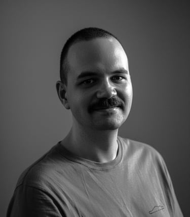 um homem de bigode com um leve sorriso