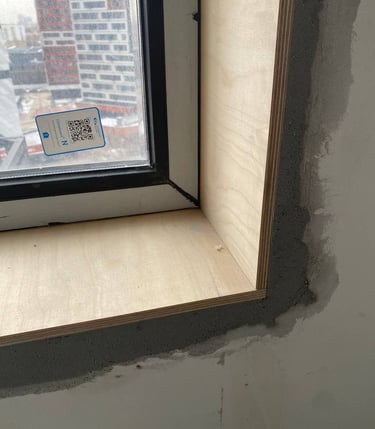 habillage bois fenêtre, menuiserie intérieure, embrasure, finition soignée, bois clair