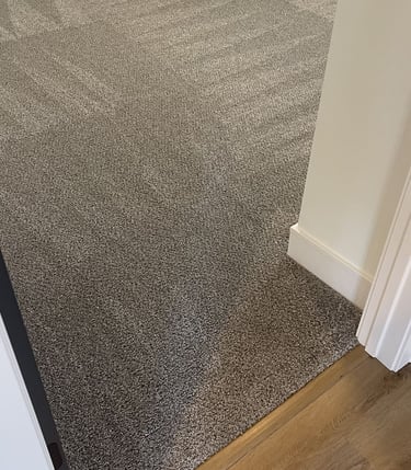 moquette en dalles, pose moquette, sol textile, confort acoustique, couloir appartement