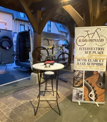 camionnette et stand installés sur la place du marché de la ville de touque