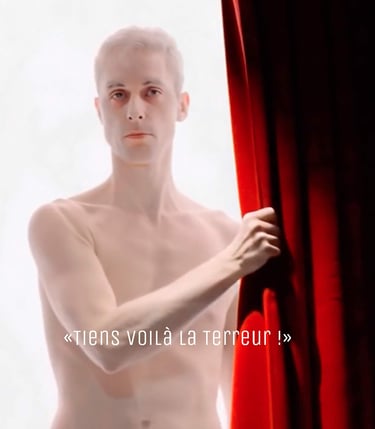 La terreur a le visage d'un homme nu qui apparait derrière un rideau de théâtre