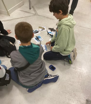 enfants qui jouent avec la boite à requin shark education club