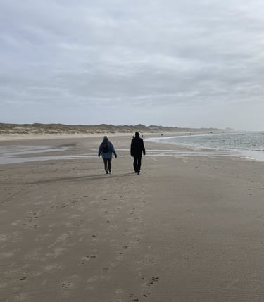 Zwei Menschen laufen an einem Strand entlang und haben eine Coaching-Session; Ute Hagmayer, Coach, Mediatorin und Seelsorgeri