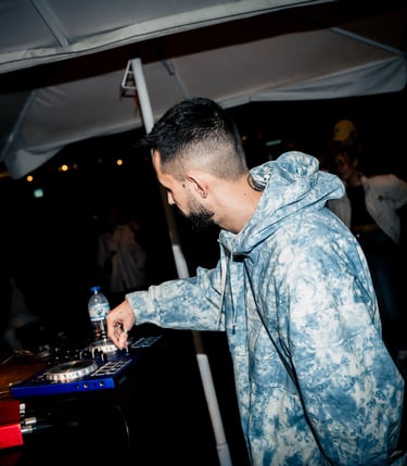 DJ Welk tocando em evento ao ar livre numa cidade perto do Porto com público animado