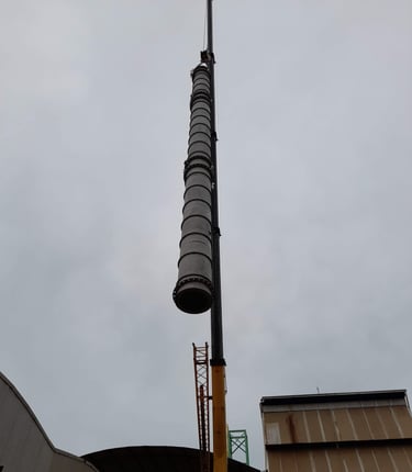 Equipe Engebraga realizando montagem industrial de coluna de metanol.