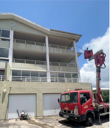 intervention nettoyage de façade en nacelle