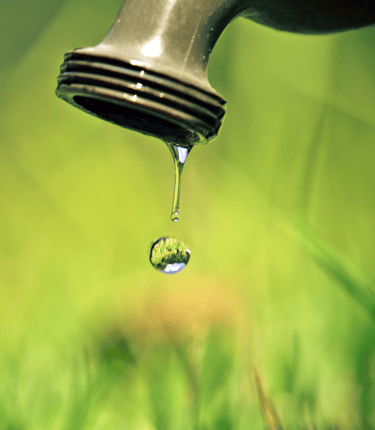 Gota de agua cayendo de grifo