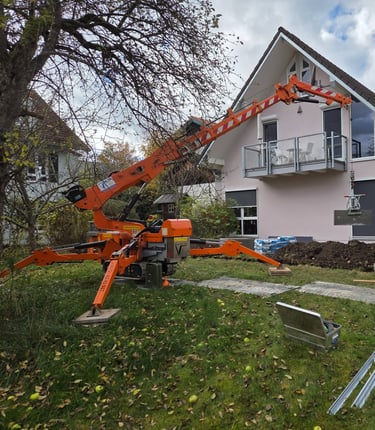 Raupenkran im Einsatz für schwere Lasten und Montage im Garten von Holztechnik Volk, Ammersee.