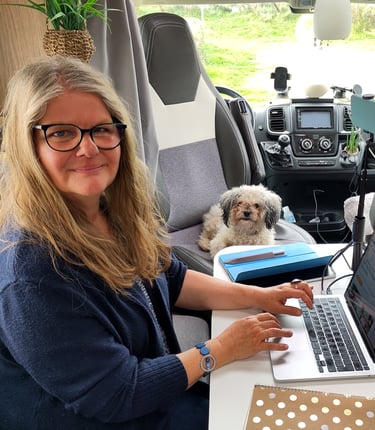 Katja beim Arbeiten im Wohnmobil