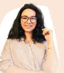 Foto da psicologa luana sorrindo
