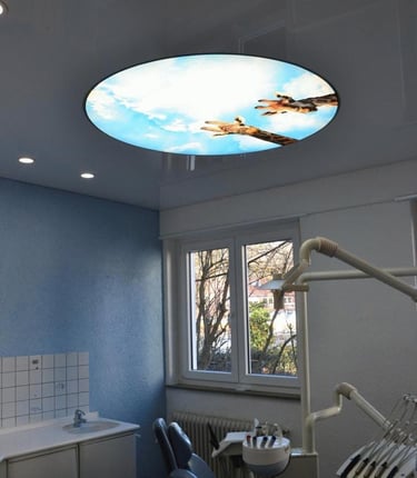 Spanndecke mit Lichtmodule - Arztpraxis 