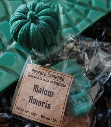 Image de trois fondants sous différentes forme, au parfum Malum Amoris, couleur verte.