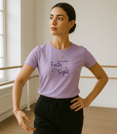 mujer en salón de ballet luciendo una camiseta estampada personalizada