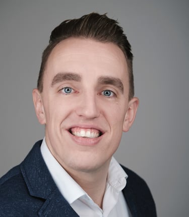 portrait of a man in a suit and white shirt LinkedIn profile picture