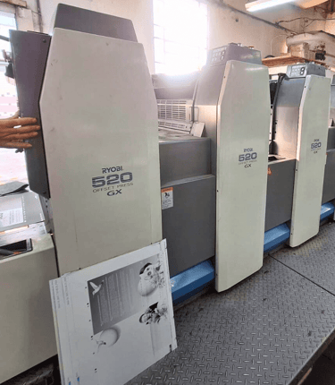 Máquina offset Ryobi 520 GX em operação na gráfica Editograf em Florianópolis.