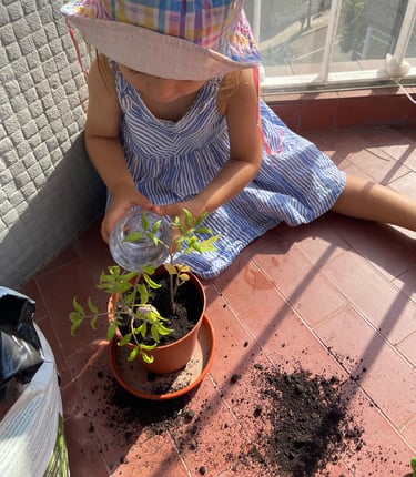 criança e bebé a regar as plantas
