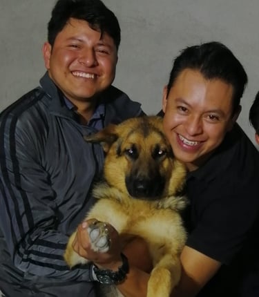 Personas felices por adoptar un perrito en SLP