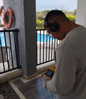operario detectando fuga de agua potable  con geofono