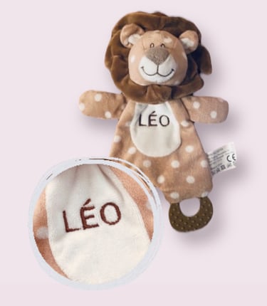 peluche doudou plat d'éveil lion action a pois marron blanc brodée "Léo"