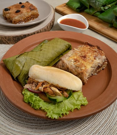 pan con pollo, tamal, budín y pastel de plátano