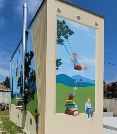 Fresques peintes sur façades. Des pages de livre, des enfants, un paysage simplifié.