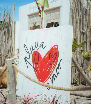 Panneau en bois Playa Amor sur la plage devant le restaurant Playa Amor à Leucate