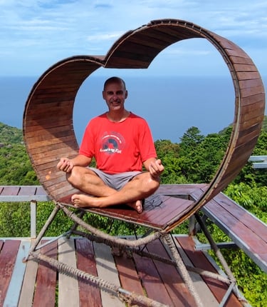 Praticien de massage bien-être en posture méditative – inspiration et équilibre corps-esprit.