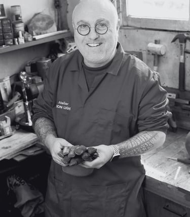 Yann Franconie, artisan fabricant de luminaires dans son atelier