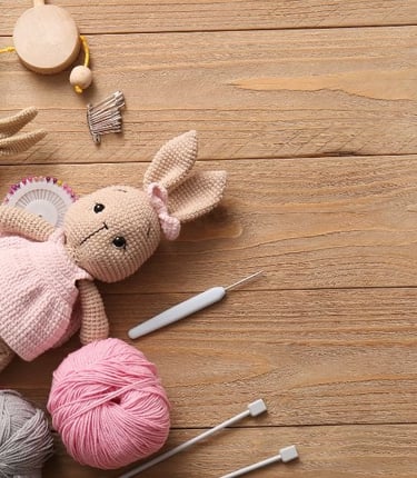 Muñecos amigurumi de conejos tejidos a crochet hechos a mano, con estambre rosa y ganchos de crochet