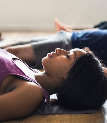 inmersion-bienestar-bano-de-sonido-grupo-mediano-meditacion-guiada-relajacion-colectiva